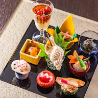 Hidangan kreatif yang indah yang menonjolkan rasa semula jadi bahan.