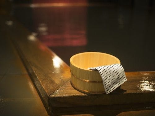 ผ่อนคลายในน้ำพุร้อนขนาดใหญ่ที่ทำให้ทั้งใจและกายอบอุ่น