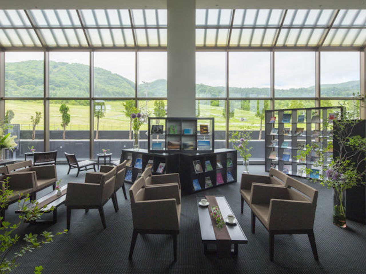雄大な景色を眺めることのできるBook&Cafe