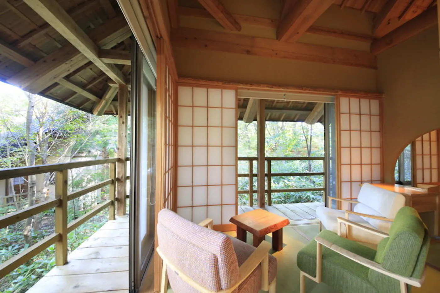温泉山荘だいこんの花：森を望むテラス