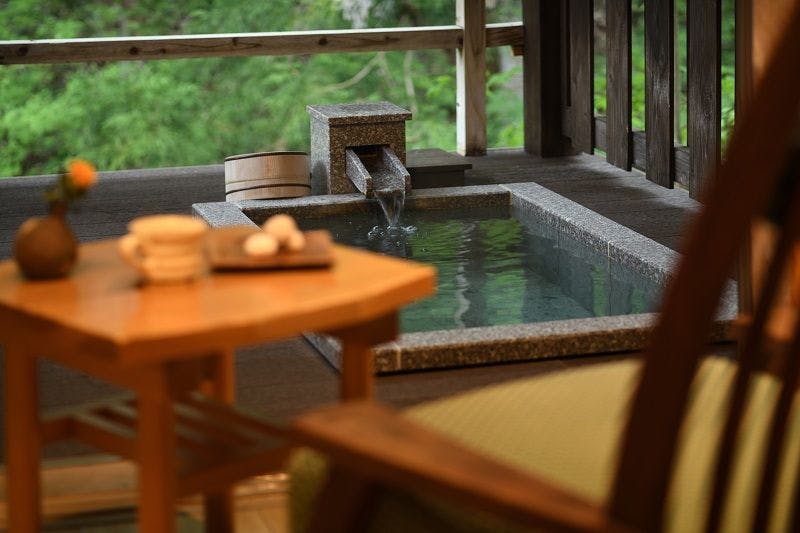温泉山荘だいこんの花
