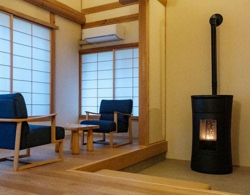 せせらぎを聴く「糸トンボ」