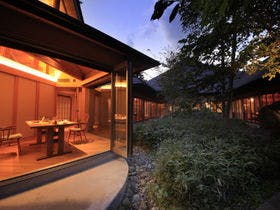 温泉山荘だいこんの花