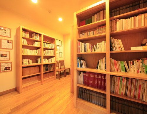母屋「絵本の部屋」
