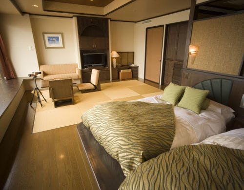 【湖＆夕日側】和洋室（バルコニー付）