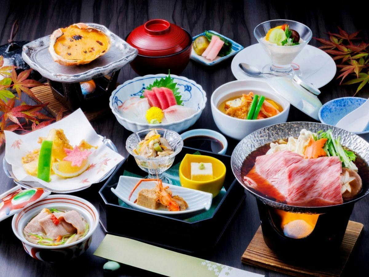【ネット予約限定・秋】黒毛和牛の鍋、森林どり治部煮、マロンムースなどの会席膳