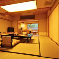 Kamar Jepang dan Barat dengan ruang tamu paling luas di penginapan kami