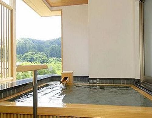 半露天風呂付きの特別な空間「春日紅」