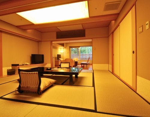 当館で最もゆとりあるリビング付き和洋室