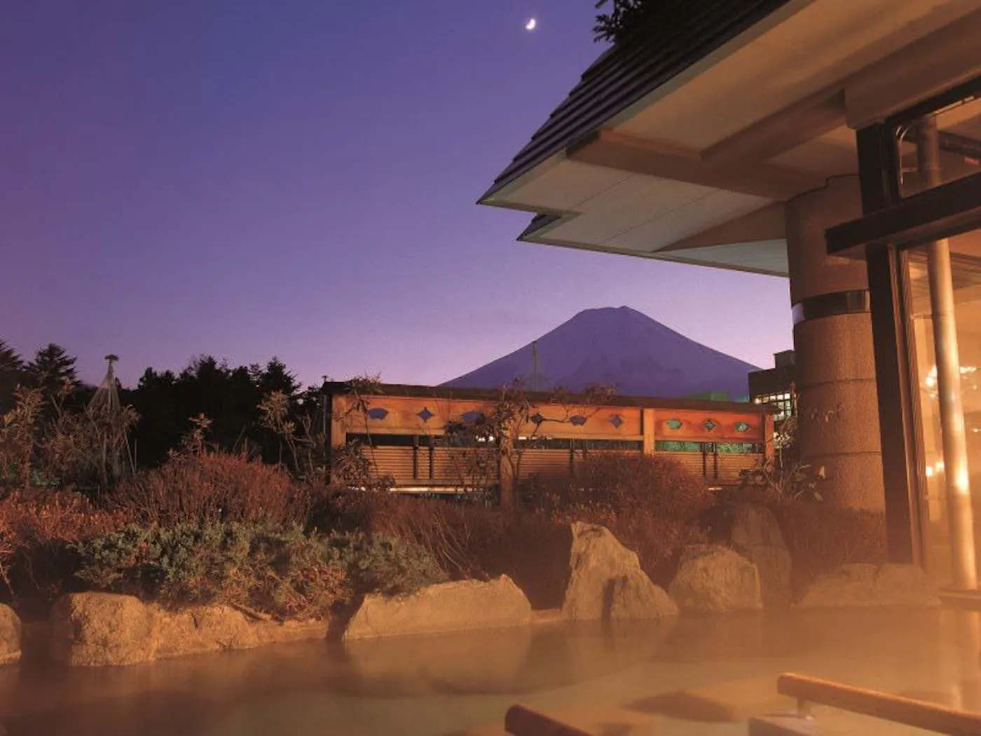 富士山温泉 ホテル鐘山苑:夕暮れの富士山と露天風呂