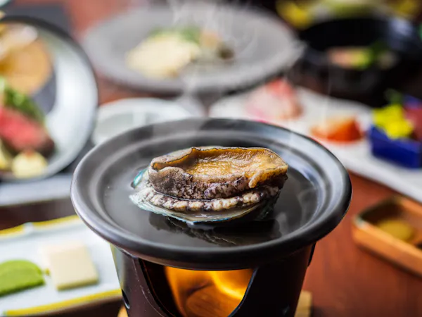 【蝦夷鮑の踊り焼き】旬の厳選お料理・四季彩ダイニング美厨(みくり)でご夕食プラン