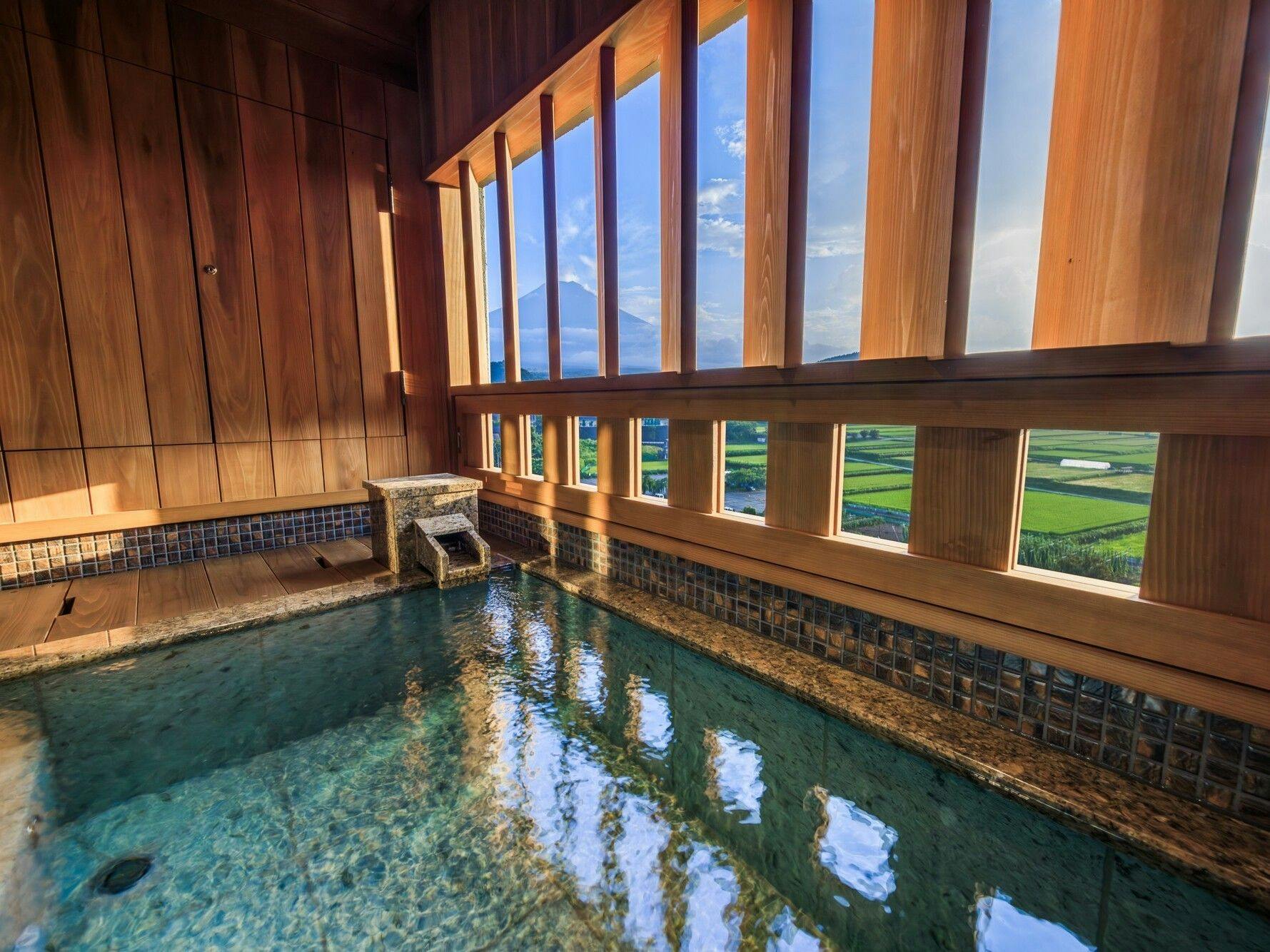 庭園と感動の宿　富士山温泉　ホテル鐘山苑