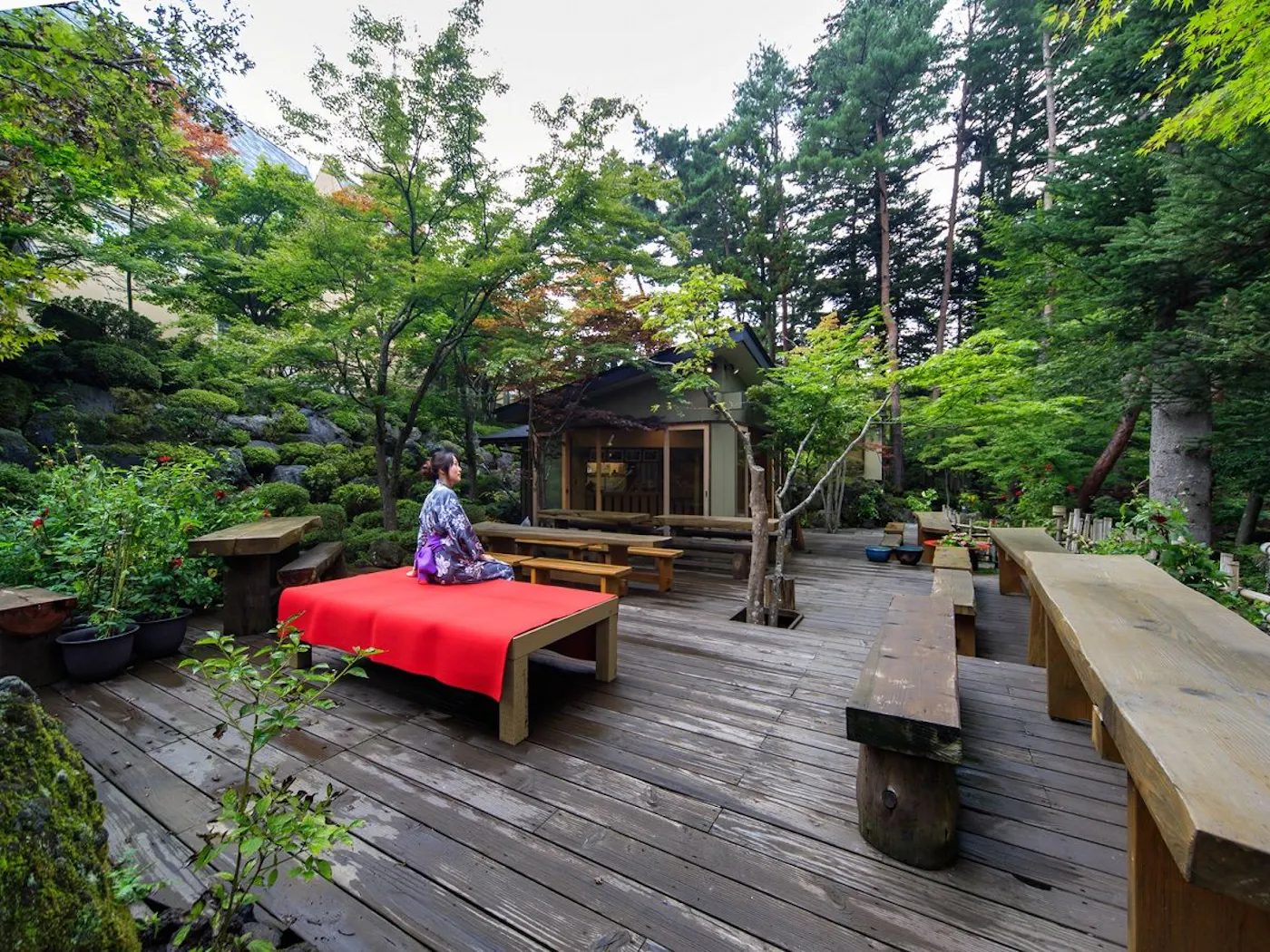 富士山温泉 ホテル鐘山苑:庭園のテラス