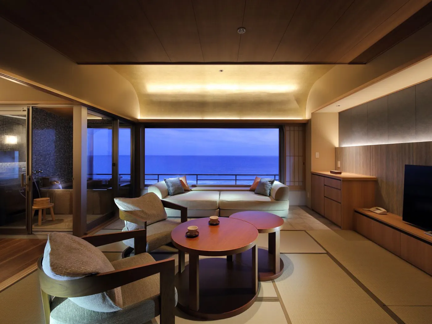 鴨川館：海を望む客室
