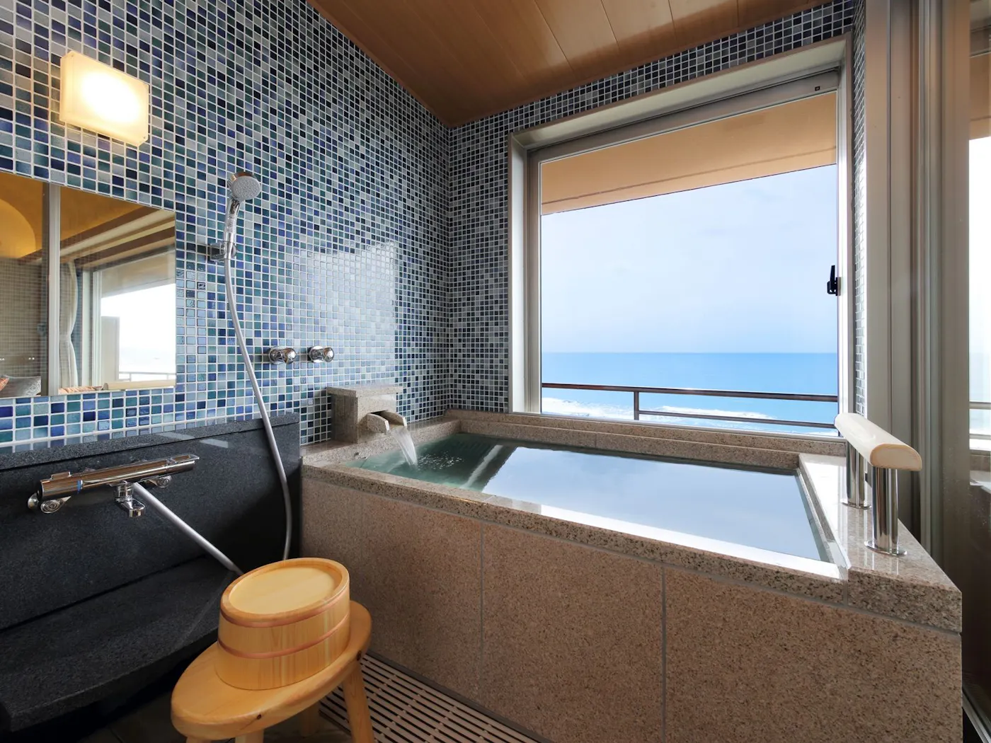 鴨川館：海を望む客室の浴槽