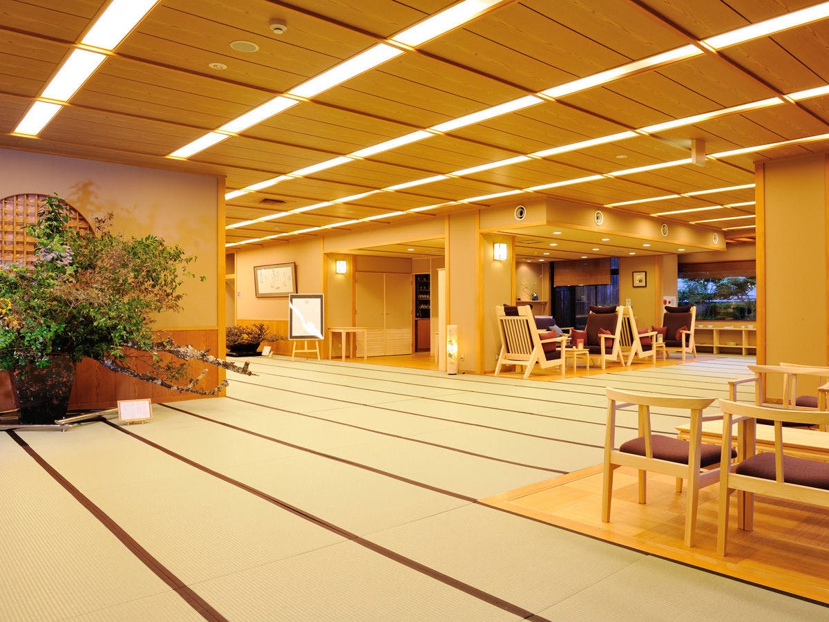 季節のお花と畳敷きのロビーがお出迎え