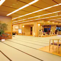 季節のお花と畳敷きのロビーがお出迎え