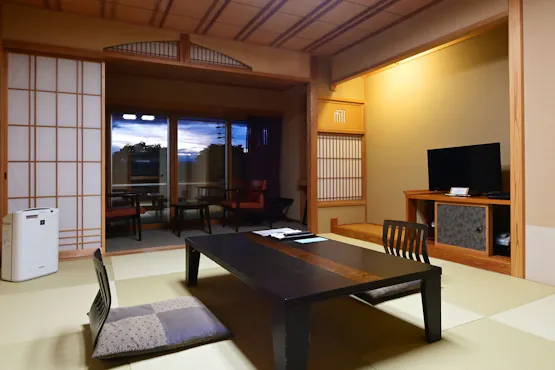 Lantai 2 atau 3 gedung utama sisi danau, kamar 10 tatami menghadap Danau Suwa.