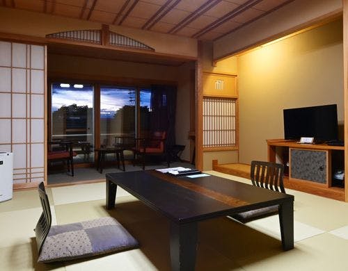 湖側本館２階or３階　諏訪湖を望む１０畳