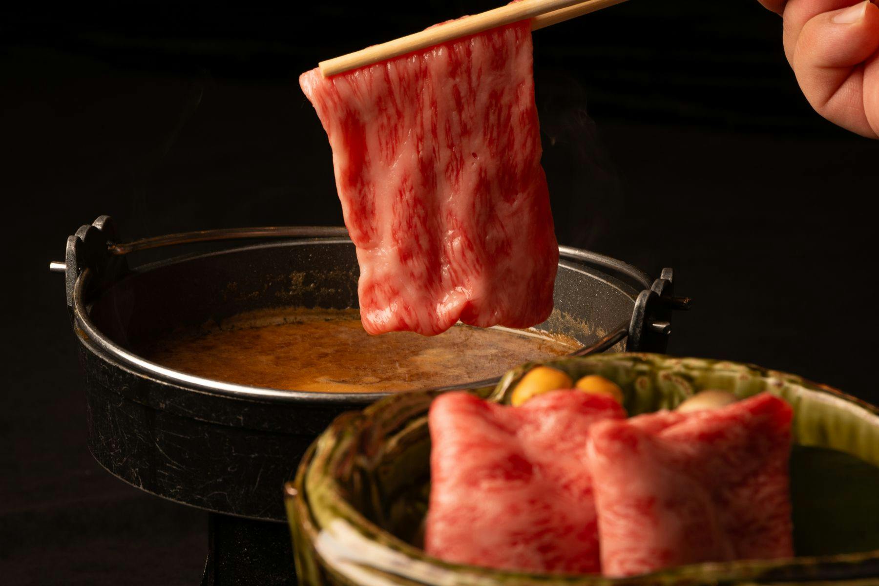 黒毛和牛を、酒蔵すき焼きにて。