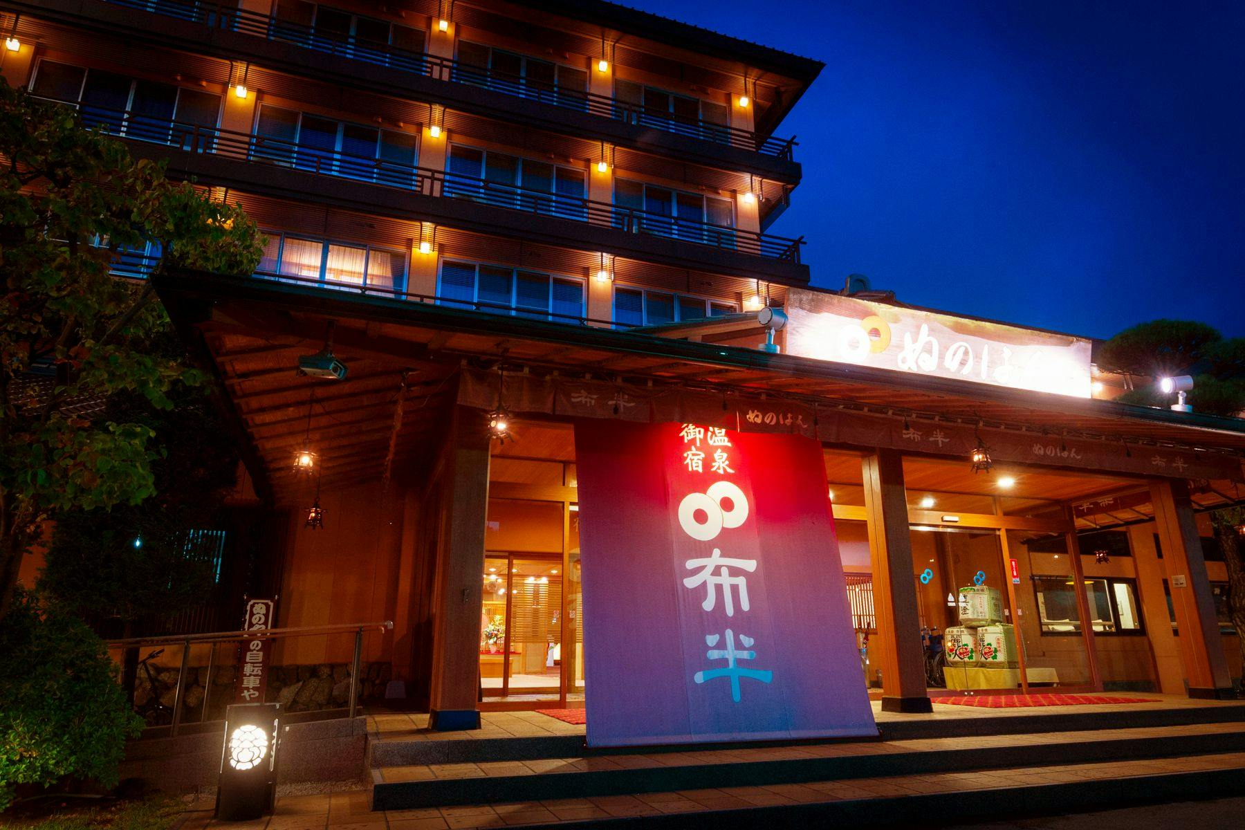 Lokasi tepat di depan Danau Suwa. Pusat Mata air panas Kamisuwa.