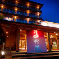 Lokasi tepat di depan Danau Suwa. Pusat Mata air panas Kamisuwa.