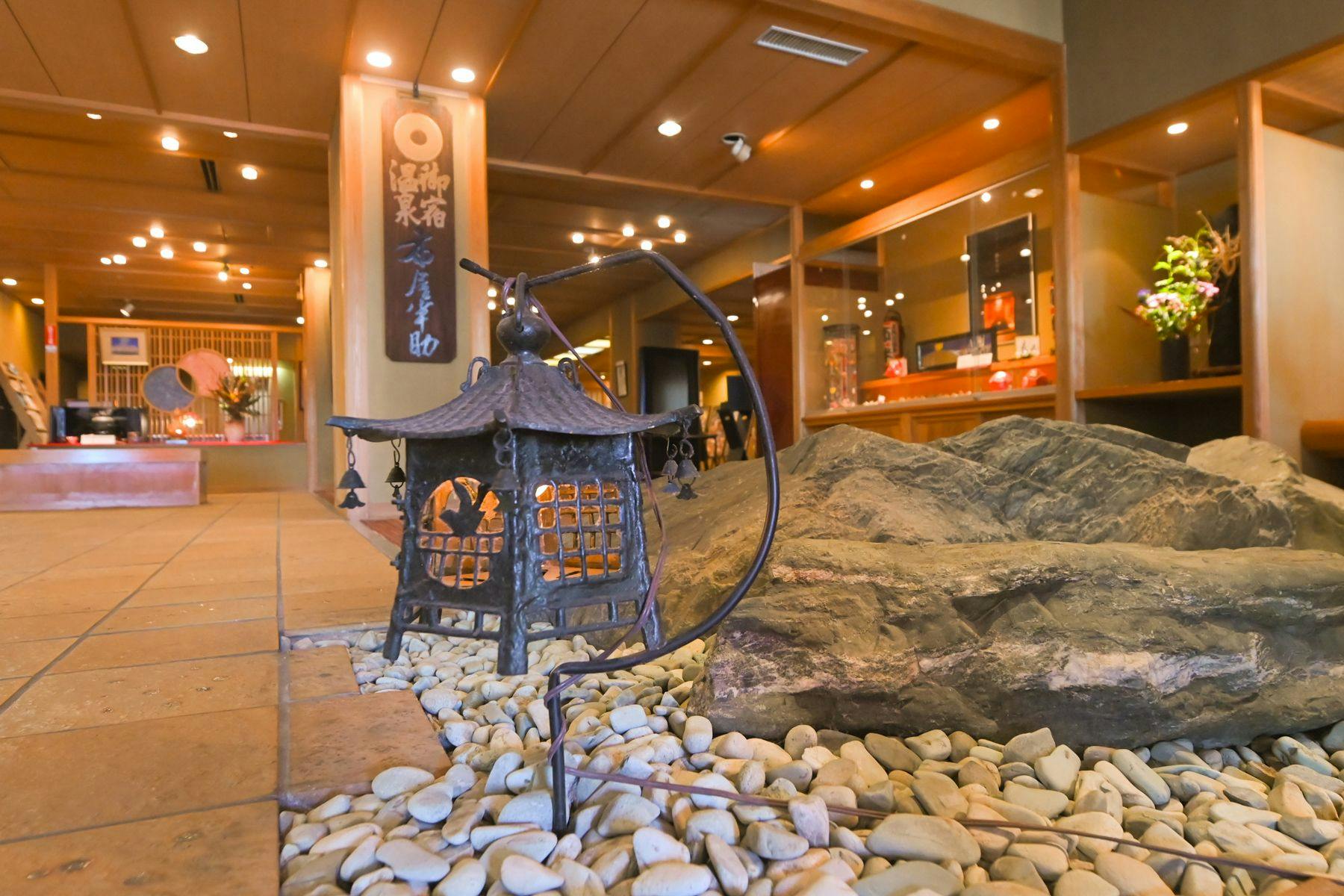 Saat melangkah melewati pintu masuk, Anda akan merasakan suasana hangat.