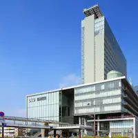 ทำเลที่ตั้งดีเยี่ยมเชื่อมต่อโดยตรงกับสถานี JR Okayama ผ่านสะพานเชื่อม