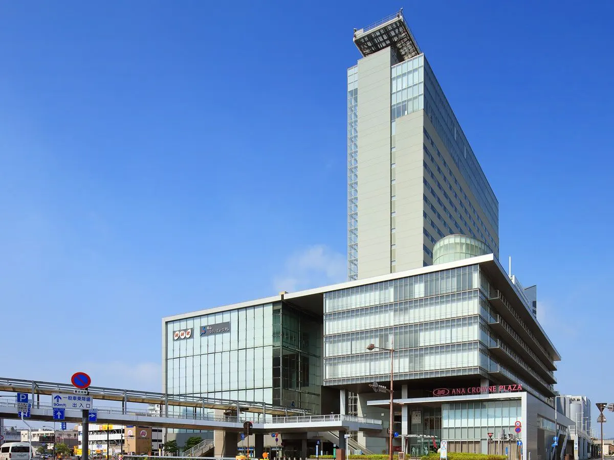 JR 오카야마역에서 연결 다리로 직결된 좋은 위치.