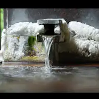 湯口には良質濃厚な泉質の証『湯の花』