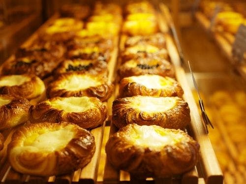 ขนมปังอบสดใหม่ที่โรงแรมเรียงราย