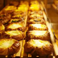 ขนมปังอบสดใหม่ที่โรงแรมเรียงราย