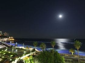 満月の夜は海面にムーンロードが輝きます