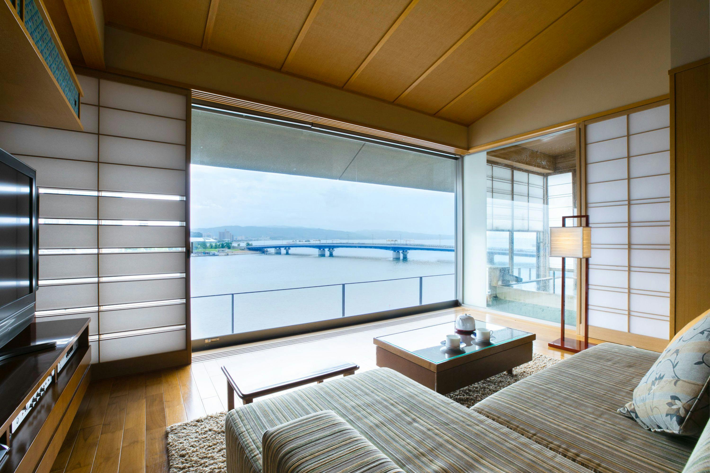 Bilik gaya Jepun dan Barat dengan mata air panas pemandangan di tingkat 4