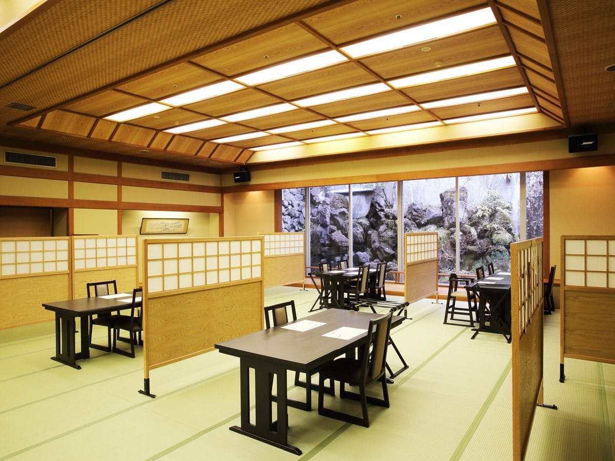 お客様間の空間をできるだけ取れる配置