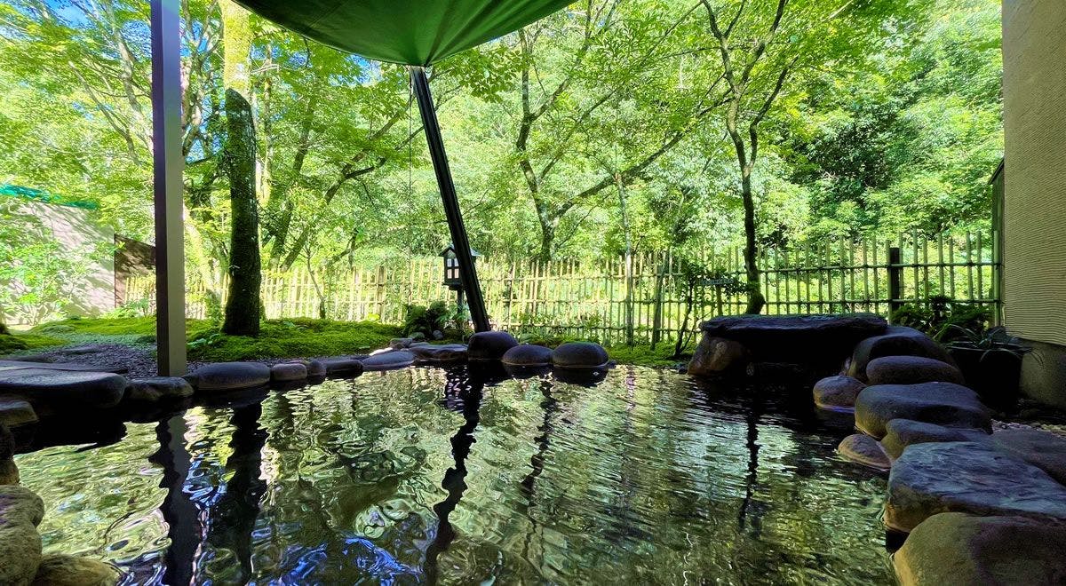 ออนเซ็นกลางแจ้งพร้อมเสียงลำธาร