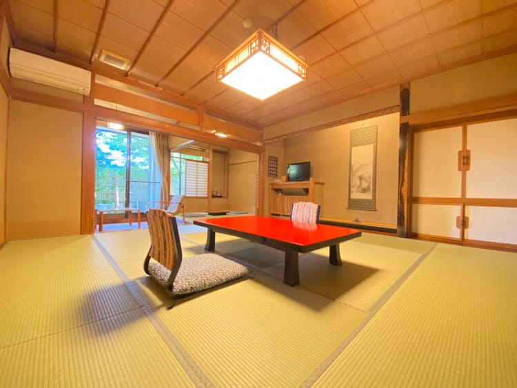 静かな坪庭で「和」を感じる時間　【癒しの間】12畳+4畳のサムネイル画像