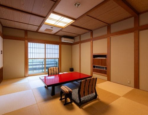 露天風呂とダイニングルームがついたお部屋