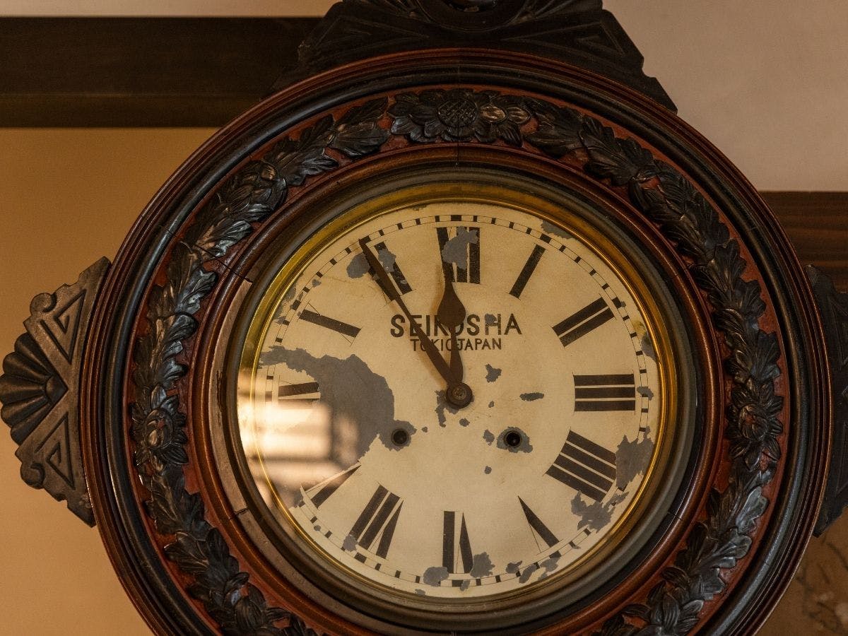 Jam antik berusia 100 tahun. Masih terus berdetak menandai waktu.