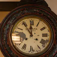 Jam antik berusia 100 tahun. Masih terus berdetak menandai waktu.