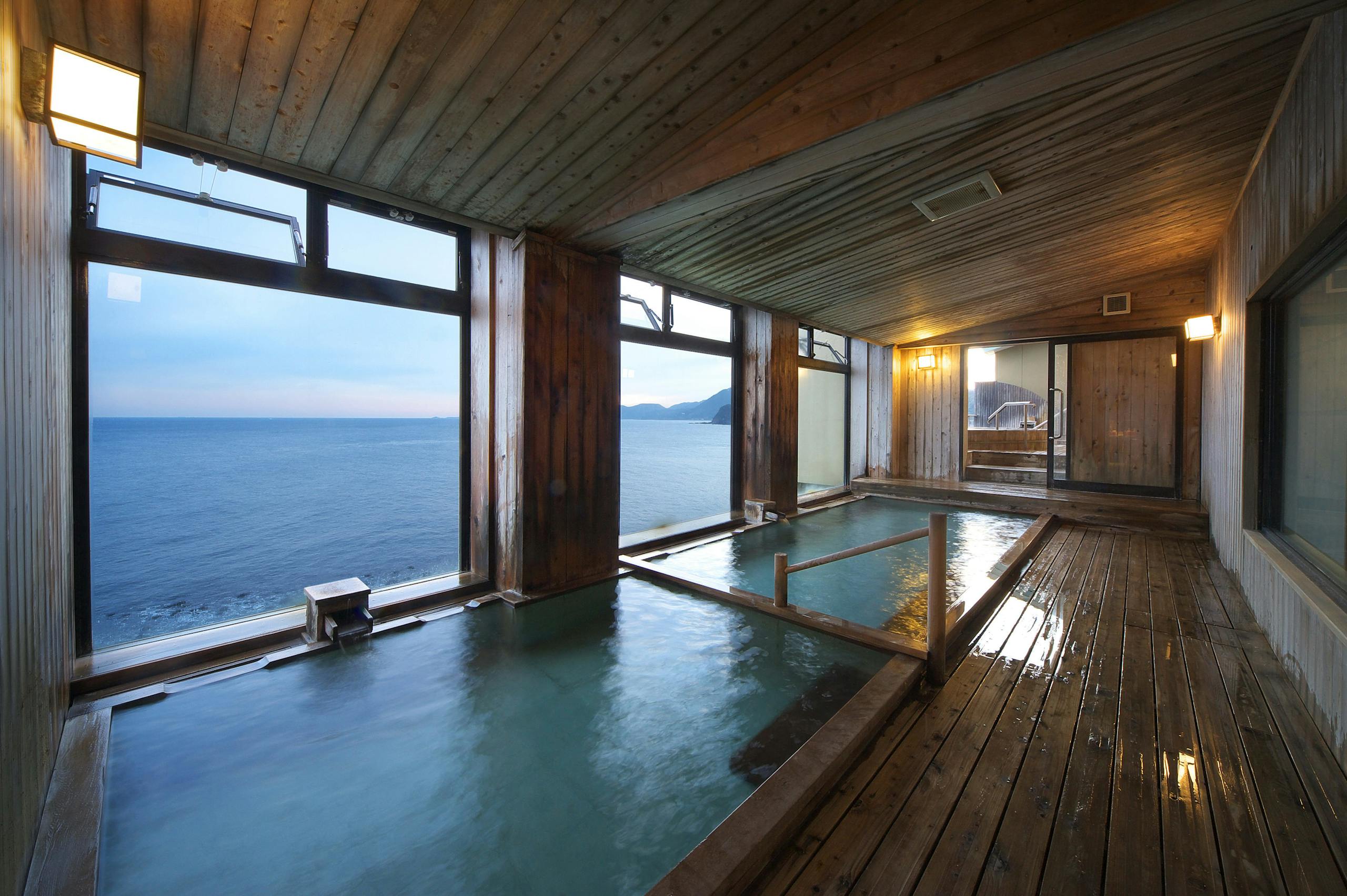 【石花海（せのうみ）】温泉大浴場