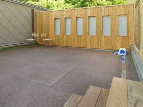 ワンちゃんルーム外の「ドッグガーデン」