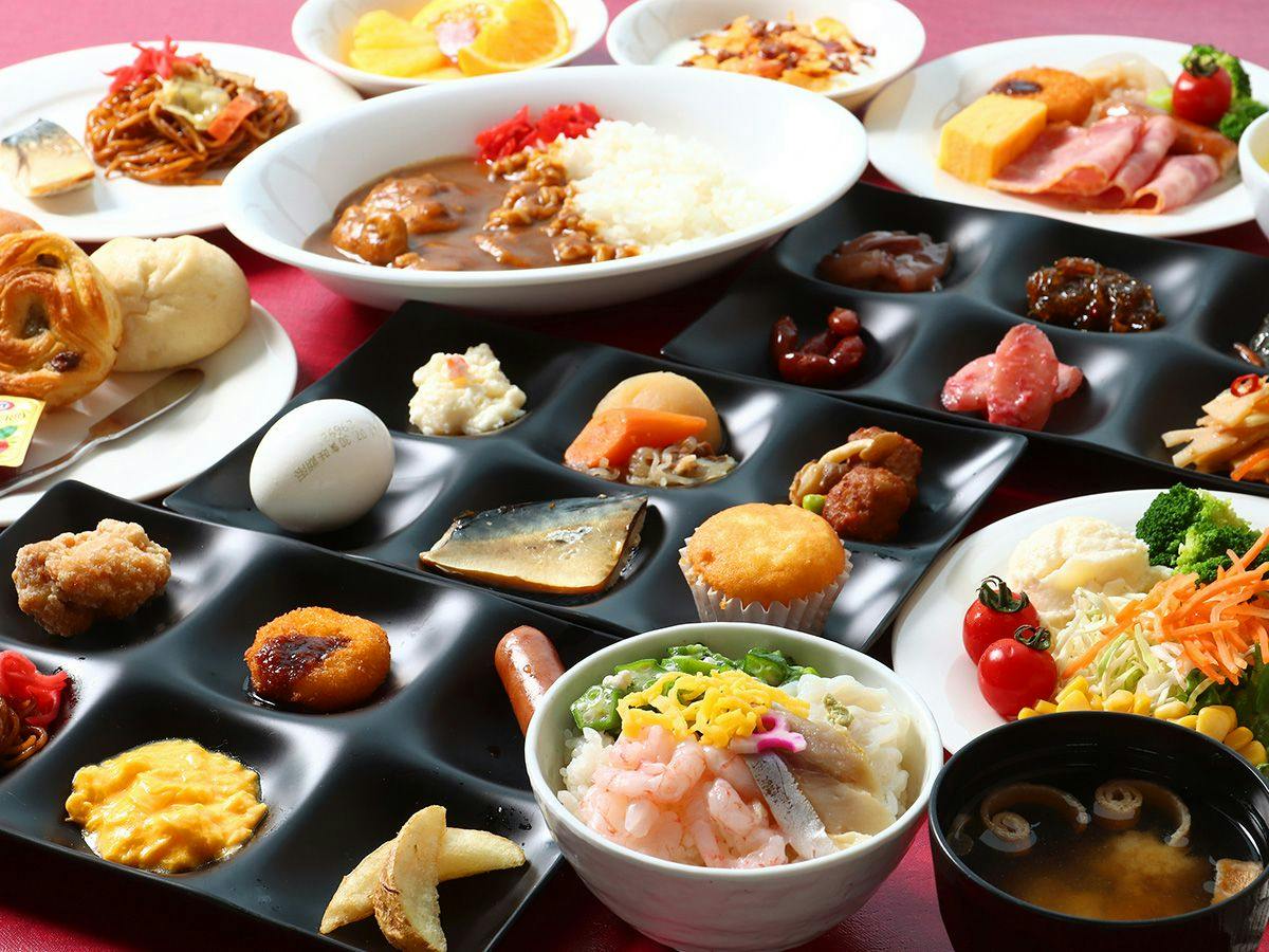 【朝食付】朝日が差し込む「絶景」レストランで味わう【30種類以上】のビュッフェで清々しい朝