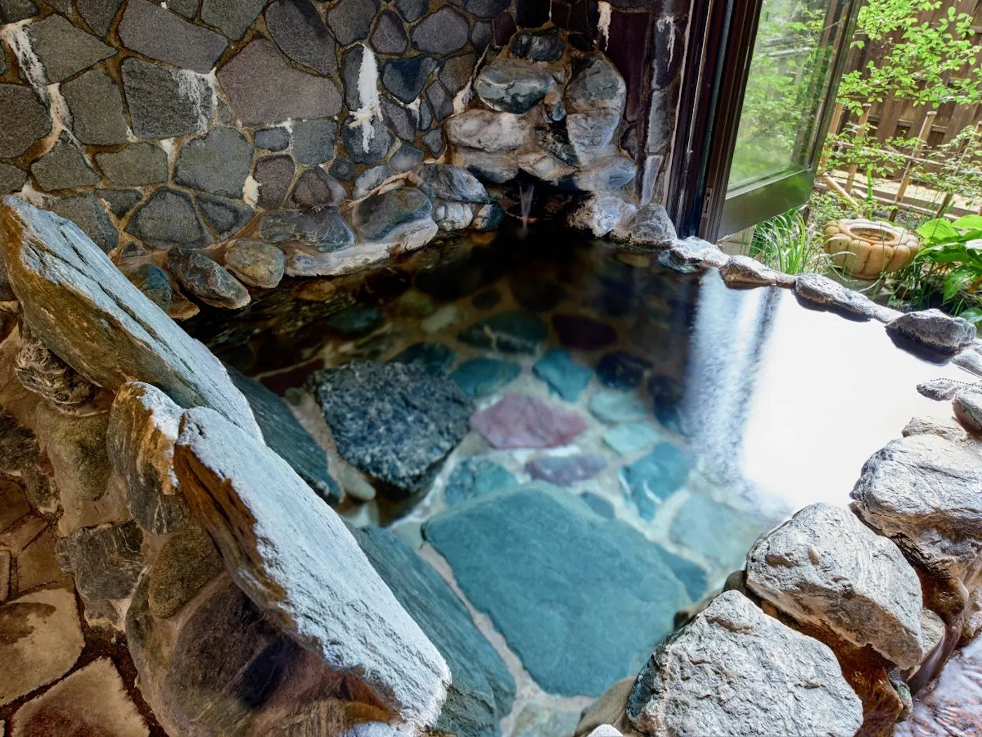 谷川温泉 水上山荘：露天風呂