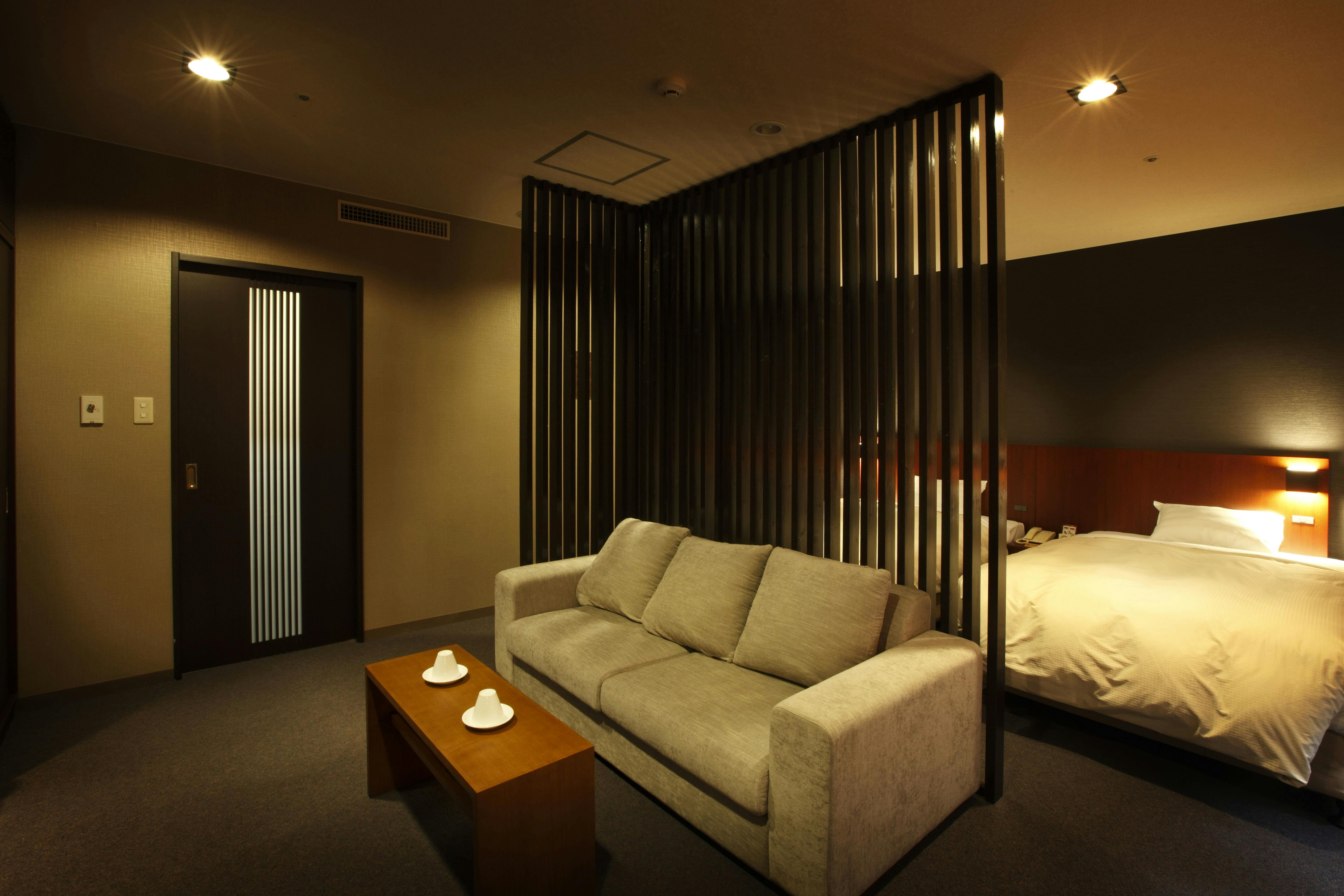 ห้องสไตล์ตะวันตกพร้อมโซฟาที่สะดวกสบาย