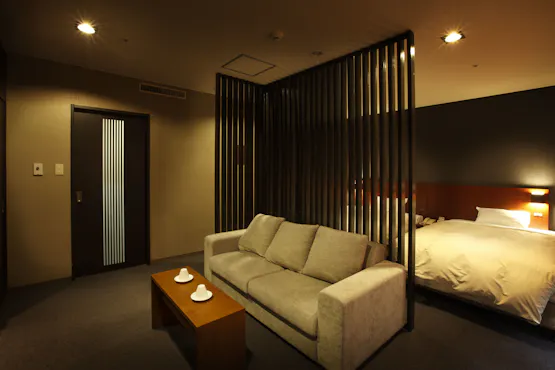 ห้องสไตล์ตะวันตกพร้อมโซฟาที่สะดวกสบาย