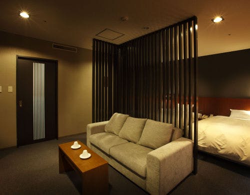 ゆったりとしたソファが置かれた洋室