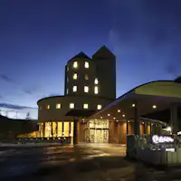 ตั้งอยู่บนเนินเขาที่มองเห็นโออิราเสะ