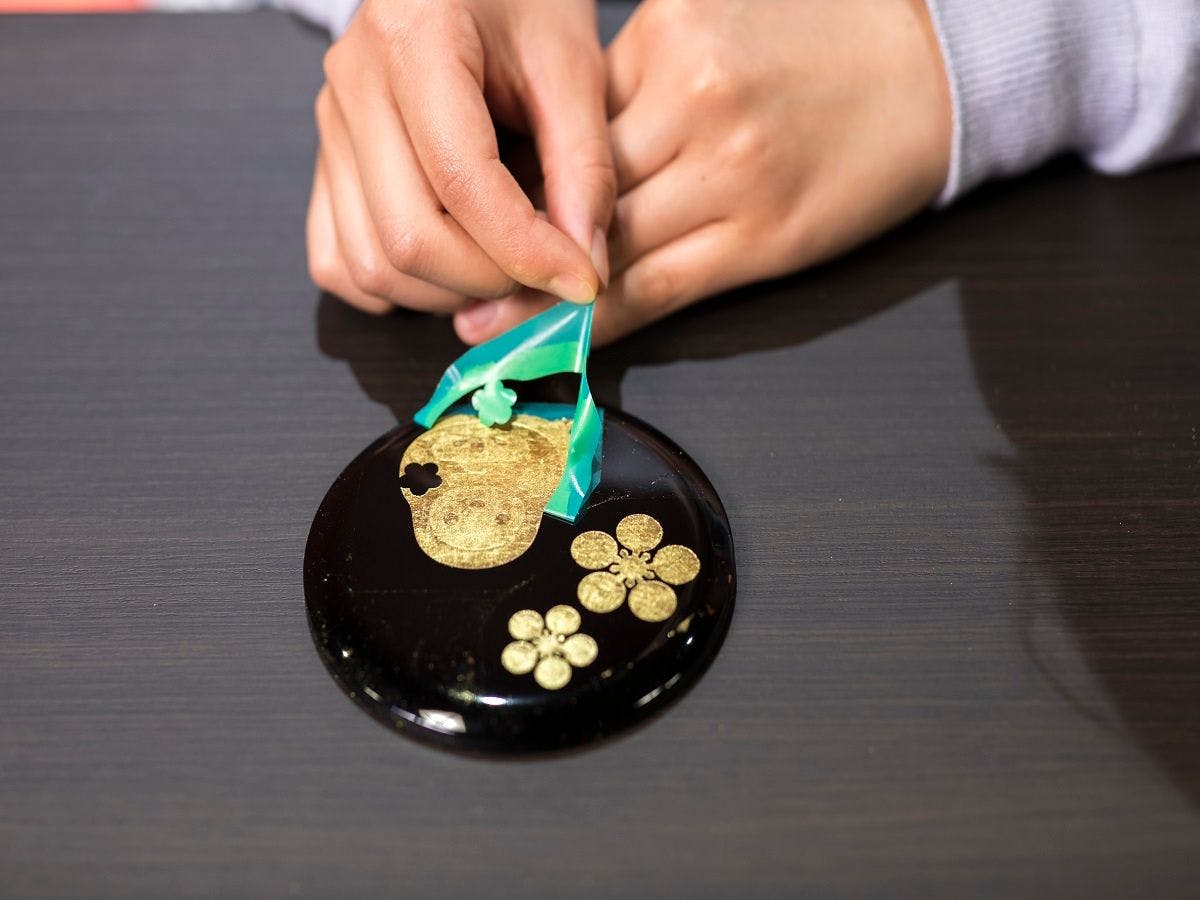 ประสบการณ์ทำกระจกมือถือแบบญี่ปุ่นด้วยการปิดทอง