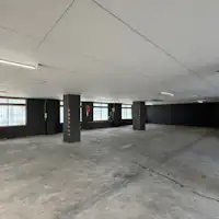 【场地内】有顶停车场